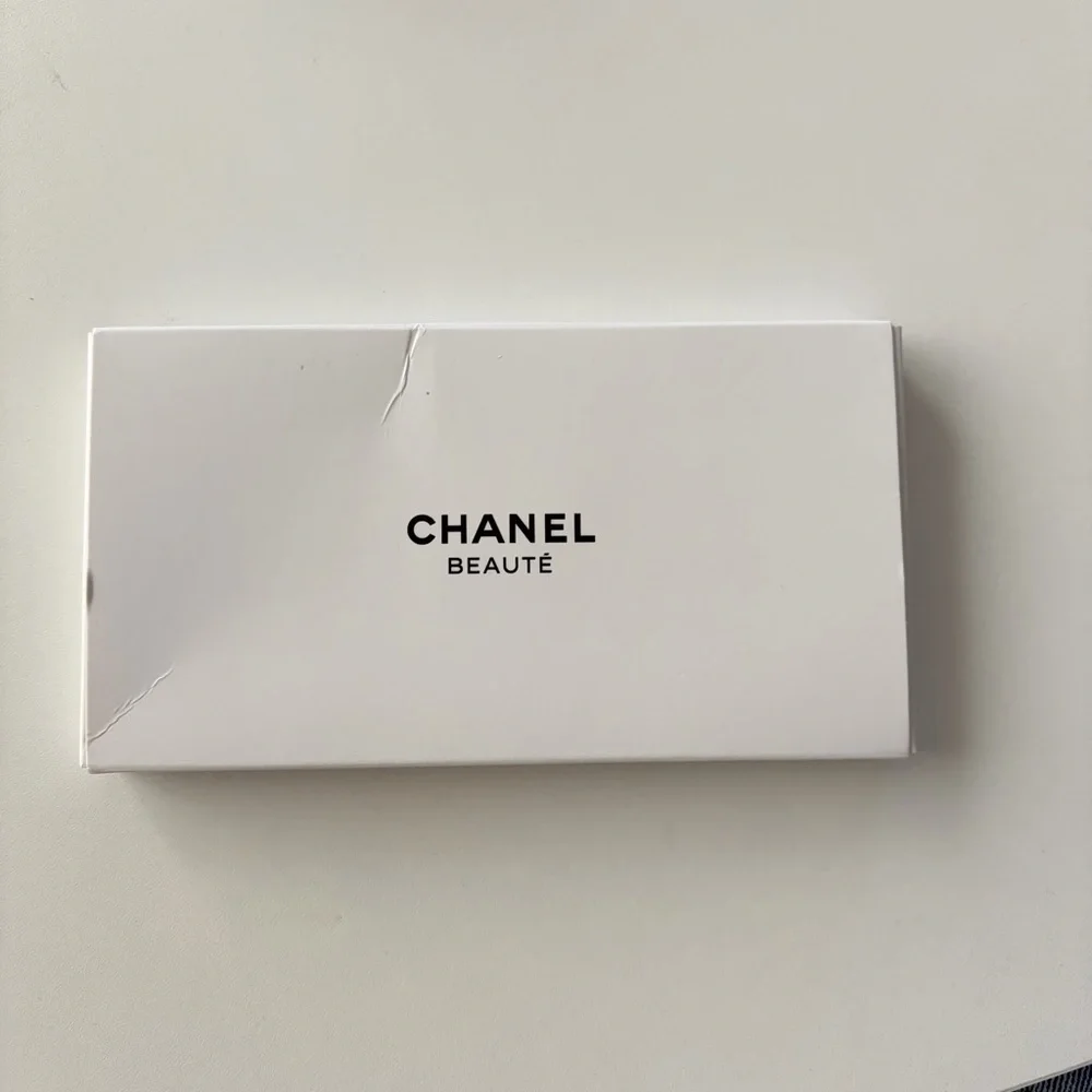 CHANEL Beauté Hair Clips - Picture 2 of 3